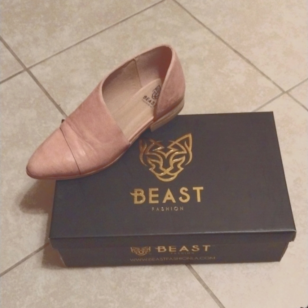 Beast Fashion Size 7 cutout flats in blush